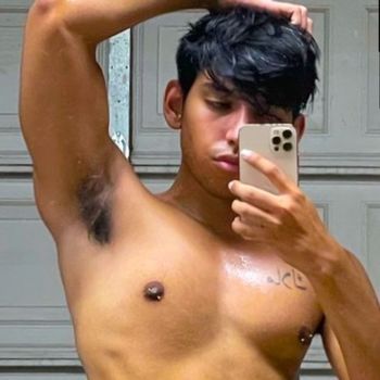 nude digitalhunk showing male selfie