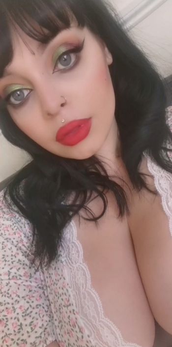 nude dollface-kat doing kinky selfie