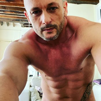 nude doriandelisla posting male selfie