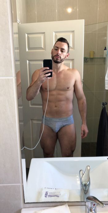 nude downunder_sidney posting gay selfie