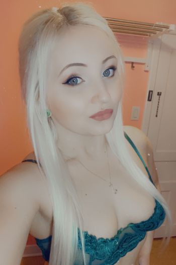 eeviesummers OnlyFans exhibitionism selfie