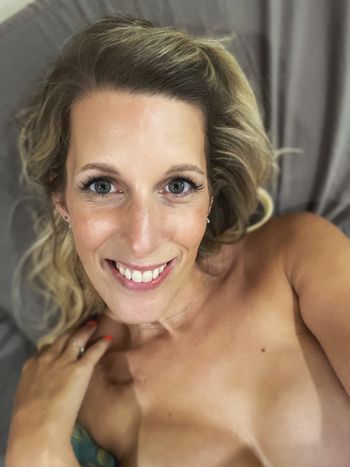 nude eileenwright showing fetish selfie