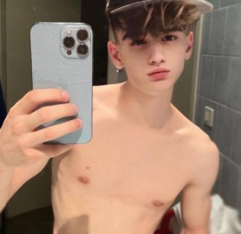 nude elias.twink doing big ass selfie