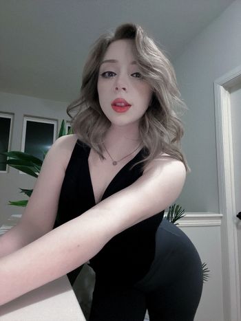 nude eliseowo showing submissive selfie