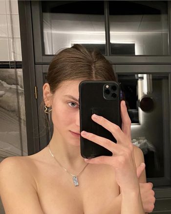 nude elizabetzauere posting model