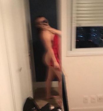 nude ellaarievilo posting united states selfie