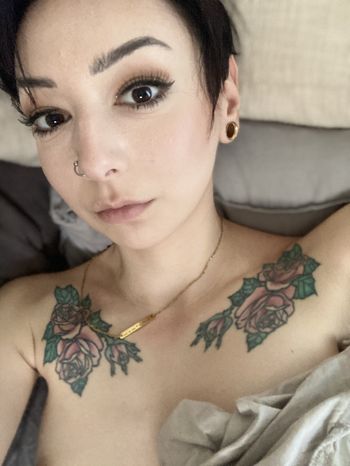 nude emelizabethhhh posting petite selfie