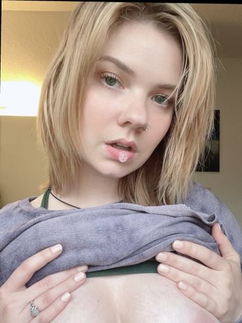 nude emeraldpixifree showing messaging selfie