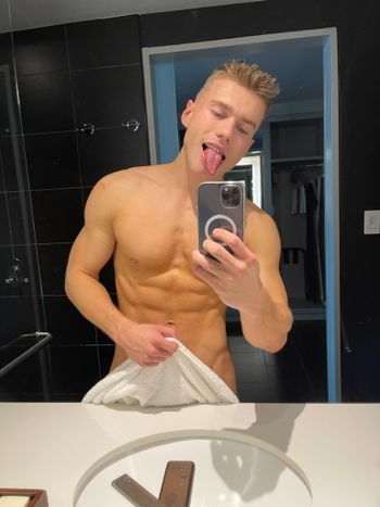 nude emmetcharm doing live