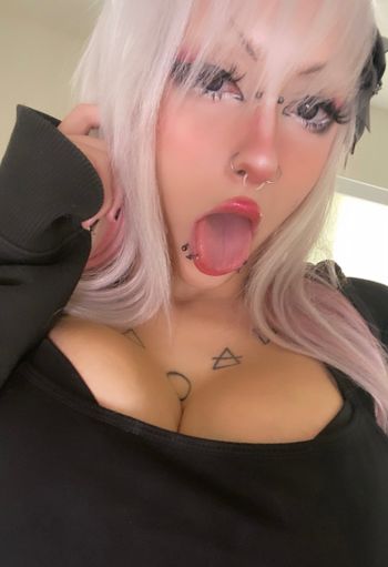 nude emofckdoll showing streamer selfie