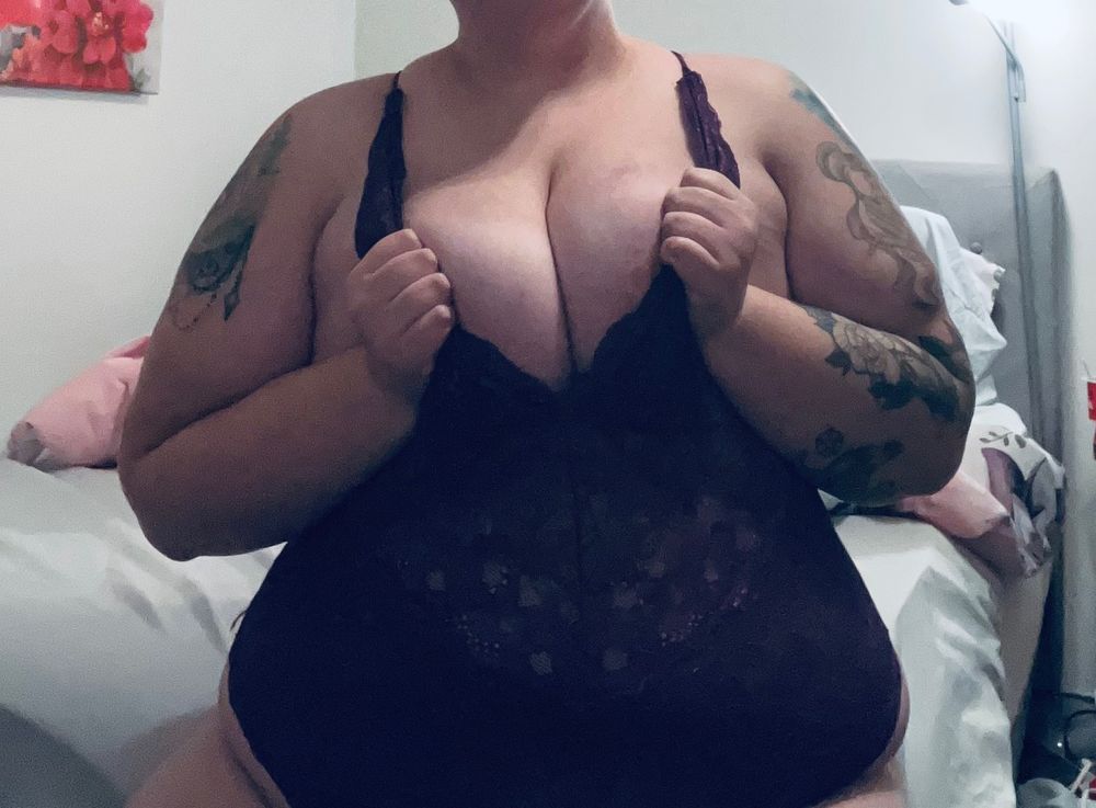 erotiqcurves OnlyFans showing curves