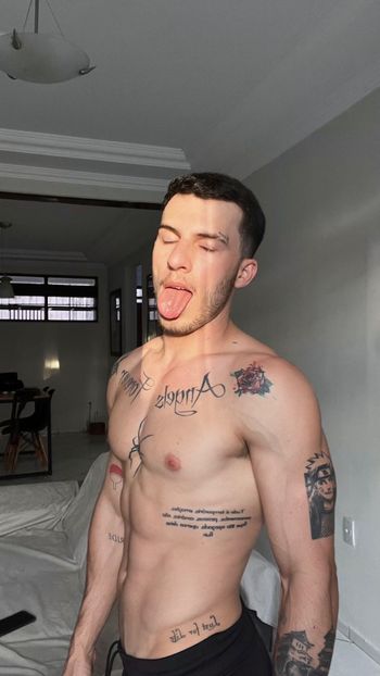 nude ervertonsantos showing male selfie