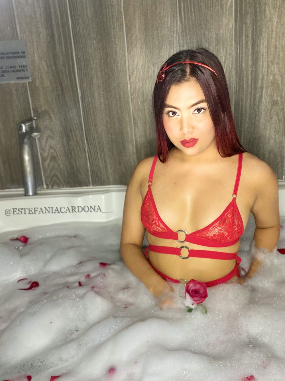 estefaniacardona OnlyFans doing messaging