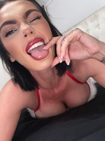 nude evie_e.x messaging selfie