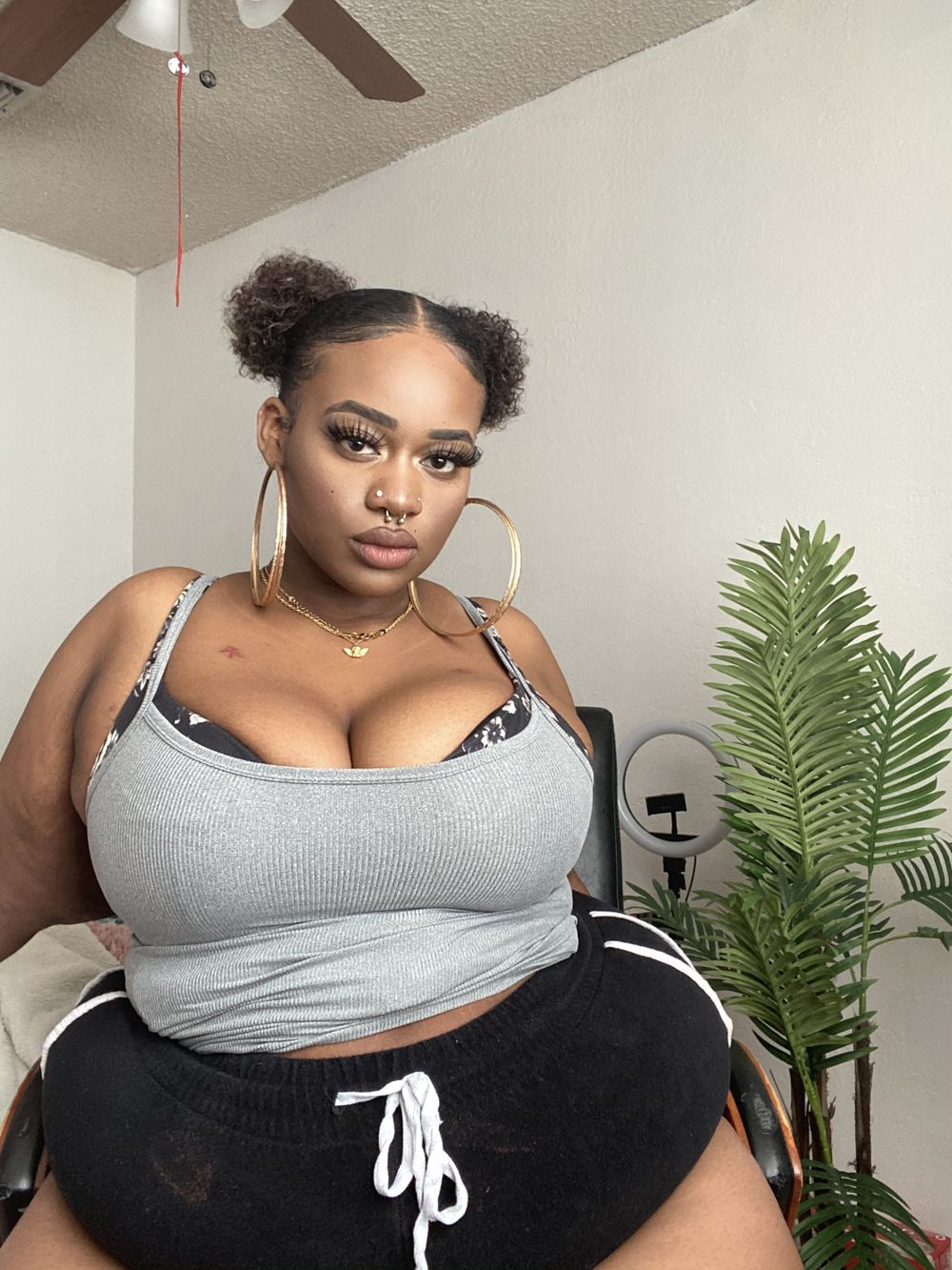 fattylabhelle OnlyFans showing streamer