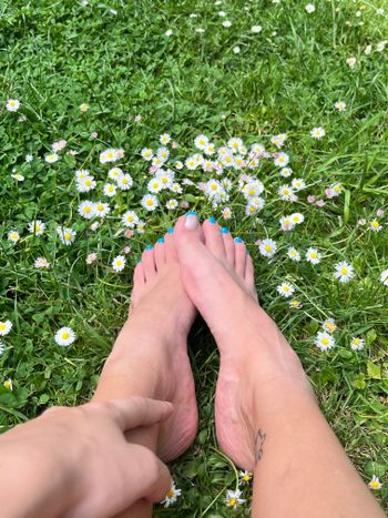 nude feet_love_sf posting feet selfie