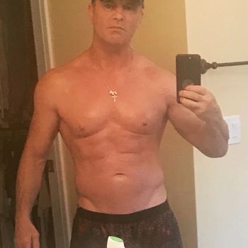 nude fitnessbuilder showing male selfie