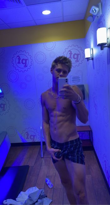 nude fitsexyboii recording submissive selfie