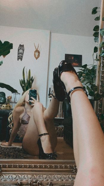 nude footytwoshoesx recording bdsm selfie