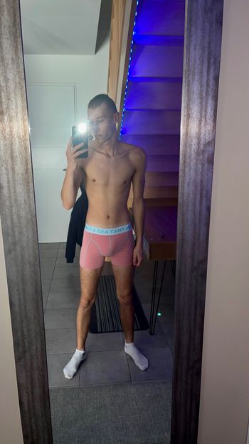 nude gay10 posting male selfie