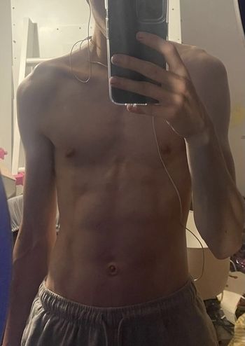 nude gayytwinkboii showing gay selfie