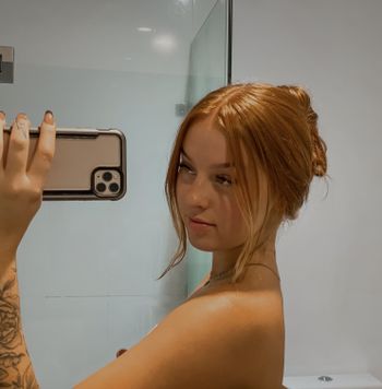 nude georgiar21 showing messaging selfie