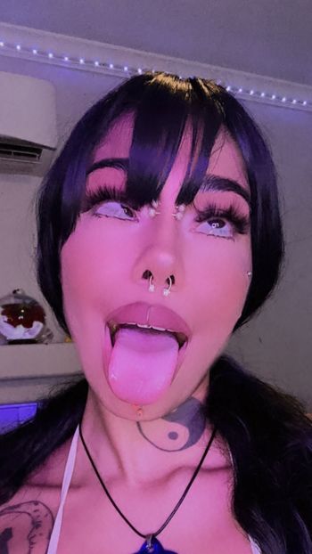 nude glizzjo doing custom content