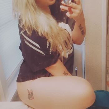 nude goddesslaylia doing messaging selfie