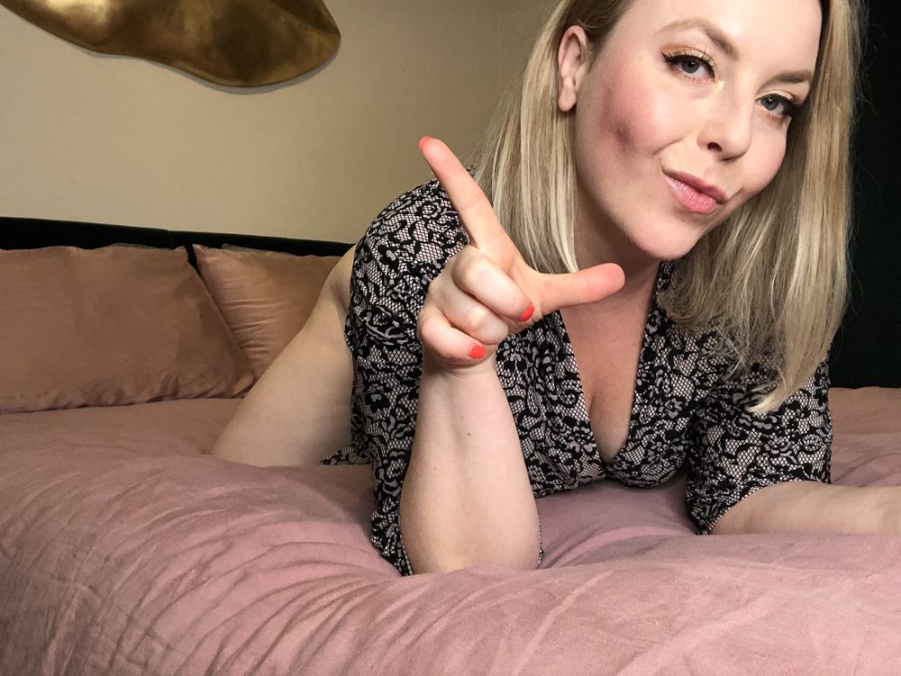 goddessrosethorne OnlyFans doing dick rating