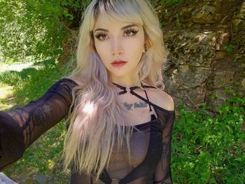 nude goth-kitteen showing goth