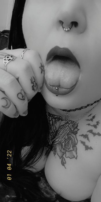 nude graveyardxbabyx showing goth selfie