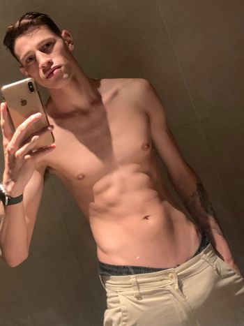 nude gui_machadooo1 showing male selfie