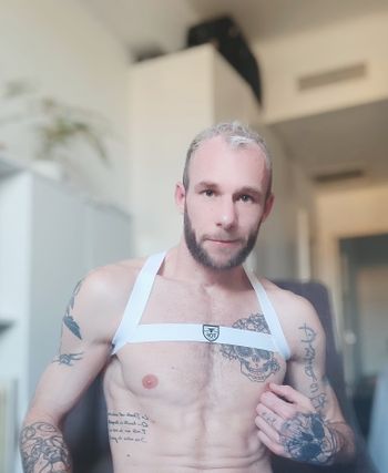 nude guillaumewxxx doing middle eastern selfie