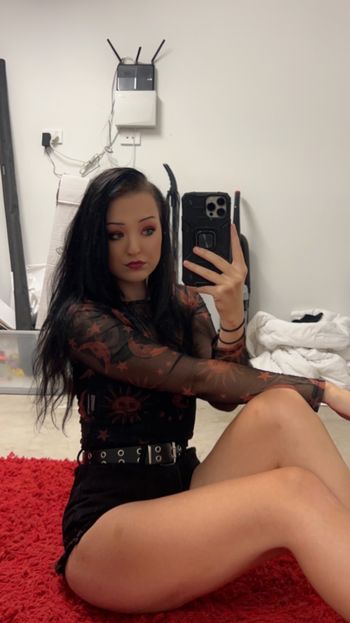 nude gwenythjanexo doing submissive selfie