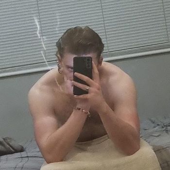 nude hamishgunn doing streamer selfie