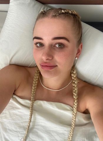 nude hannakatarina posting nude selfie