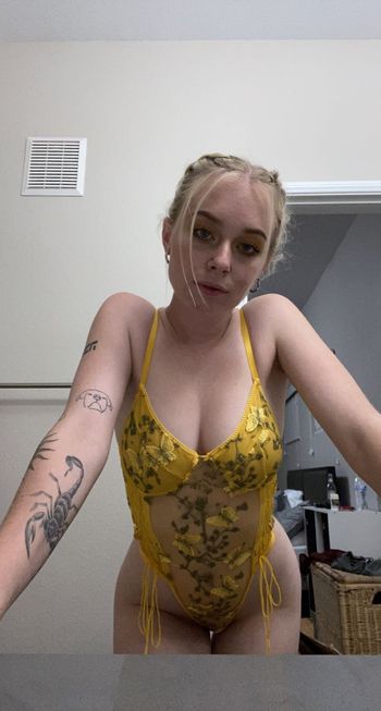 nude hannykirbs doing blonde selfie