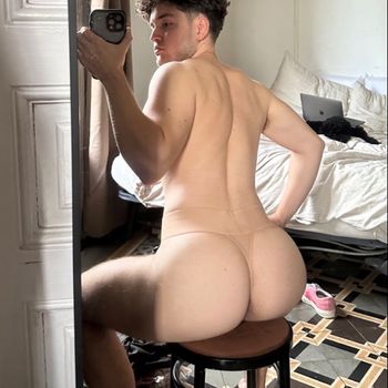 nude hedonistic_hal showing streamer selfie