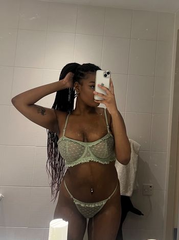 nude hell0kittyevie posting custom content selfie