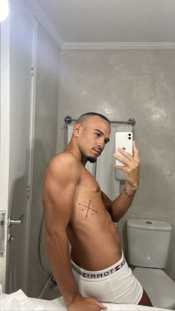 nude henrisanta doing latina selfie