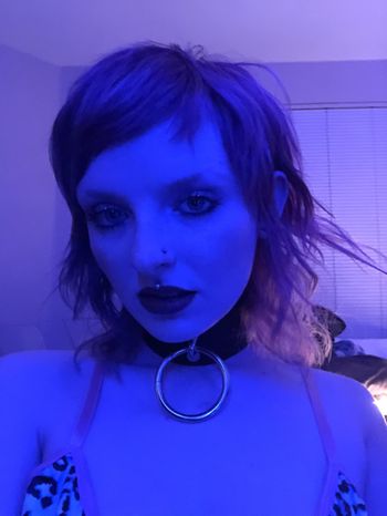 hex_girl OnlyFans messaging selfie