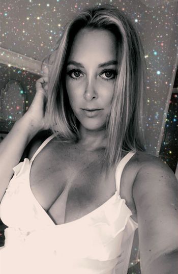 nude holliewould doing streamer selfie