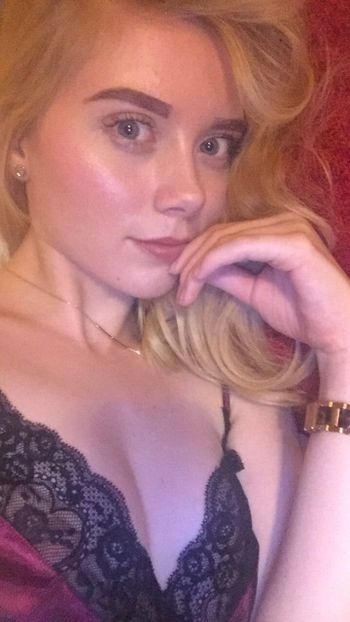 nude hollyharttxo showing submissive selfie