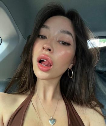 nude hollylim posting united states selfie