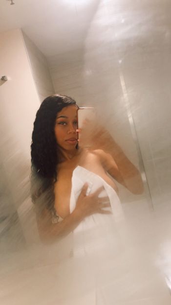 nude honeysuaa posting messaging selfie