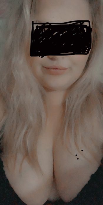 hornymumuk OnlyFans messaging selfie