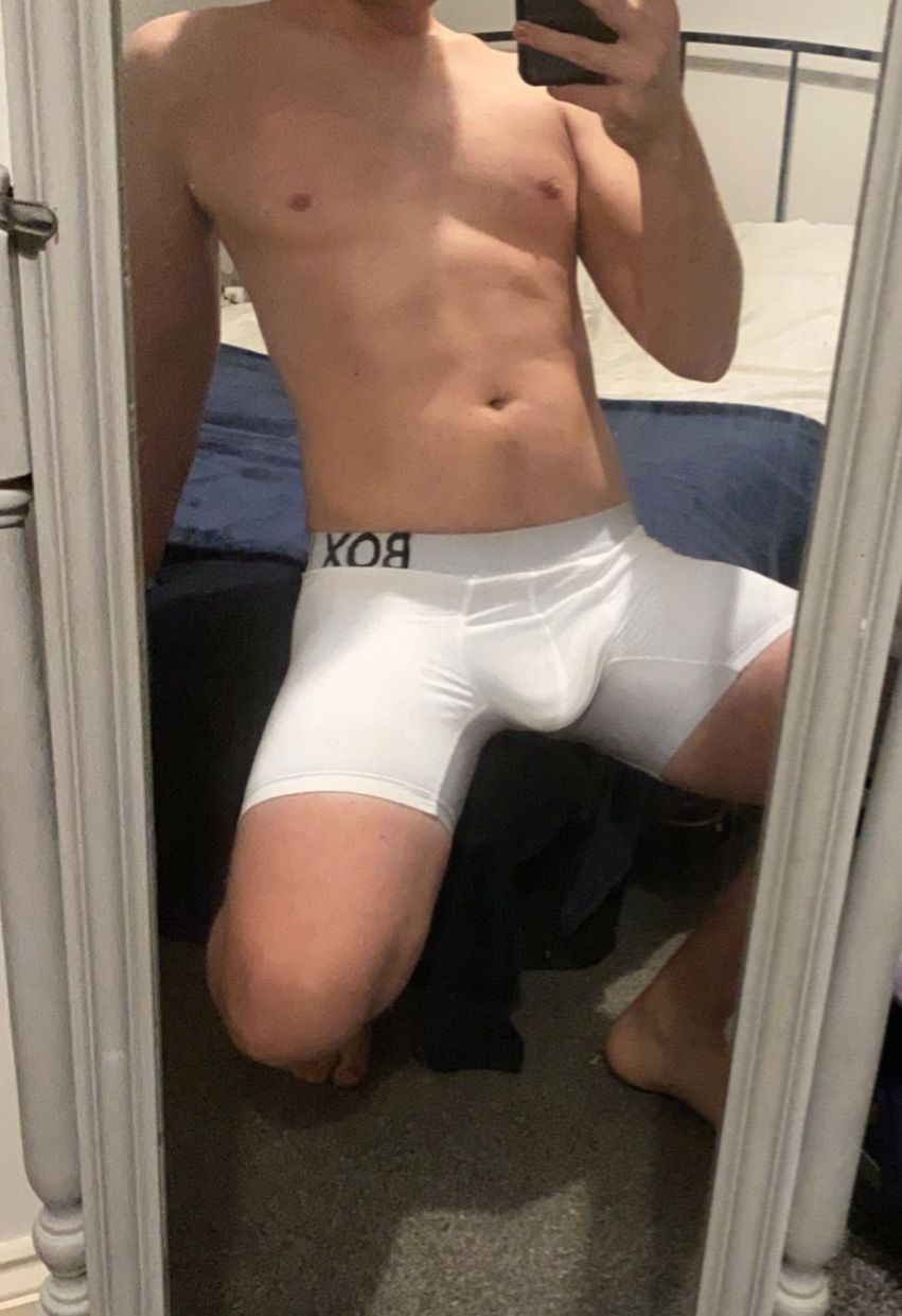 hugohammiltonxxx OnlyFans doing messaging