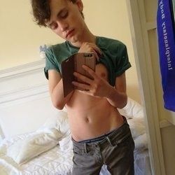 nude hungirishtwink posting model selfie