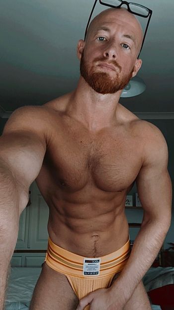 nude hungmuscginge posting ginger selfie