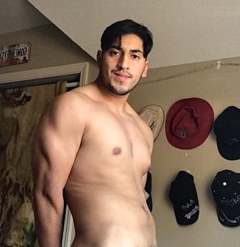 nude hungnextdoorbull doing male selfie